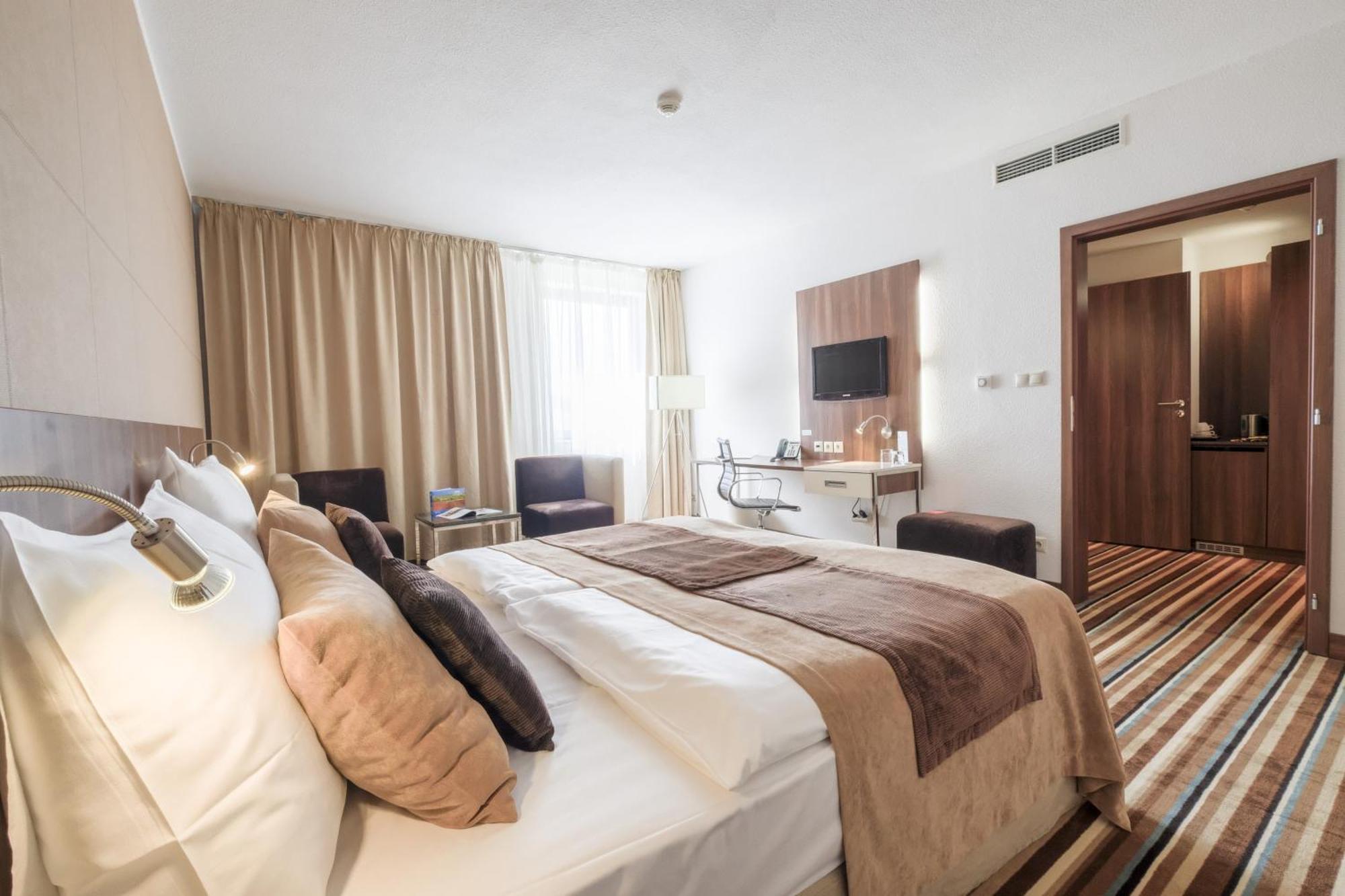 Business Hotel Astrum Laus Левіце Екстер'єр фото