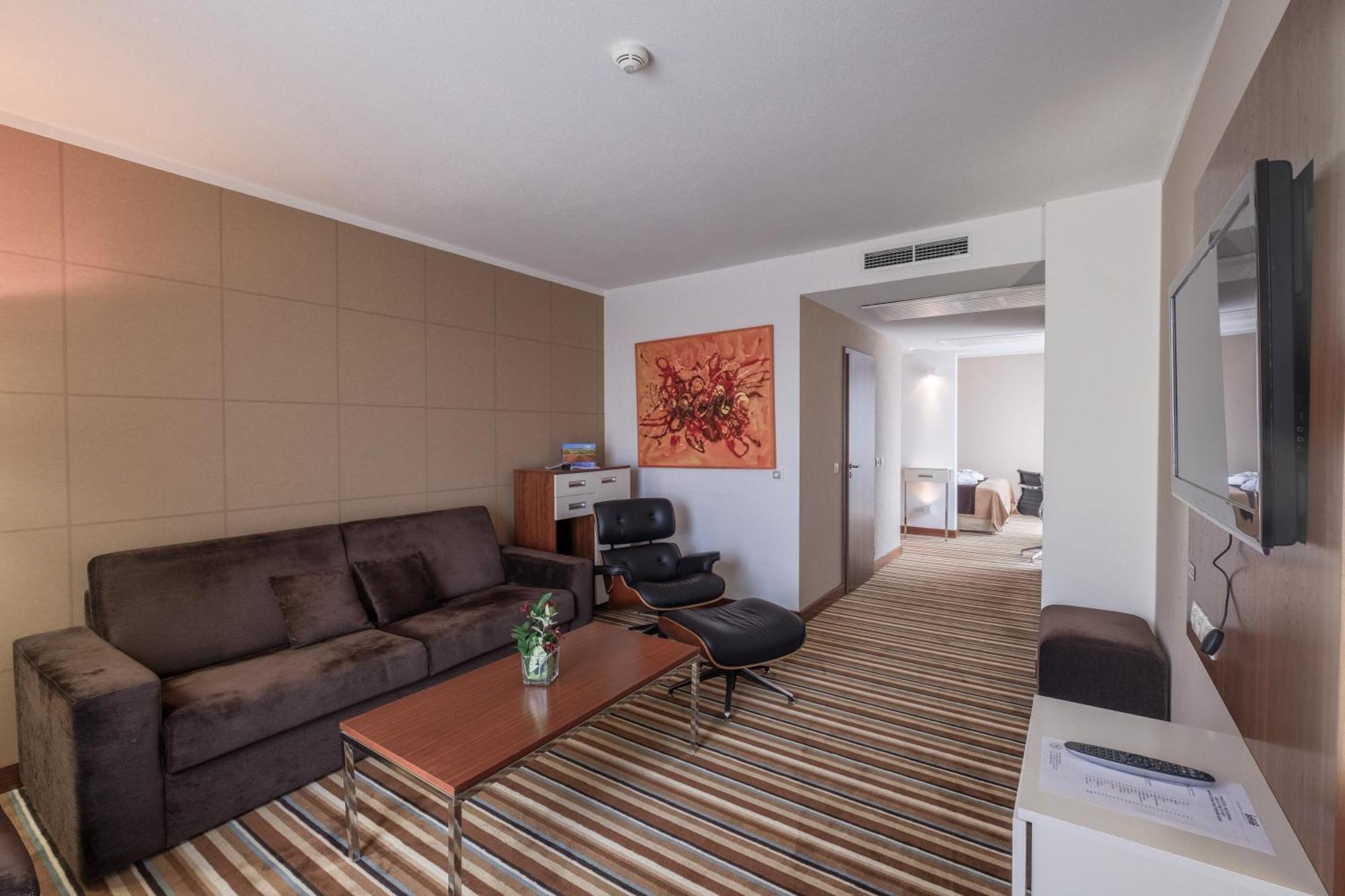 Business Hotel Astrum Laus Левіце Екстер'єр фото