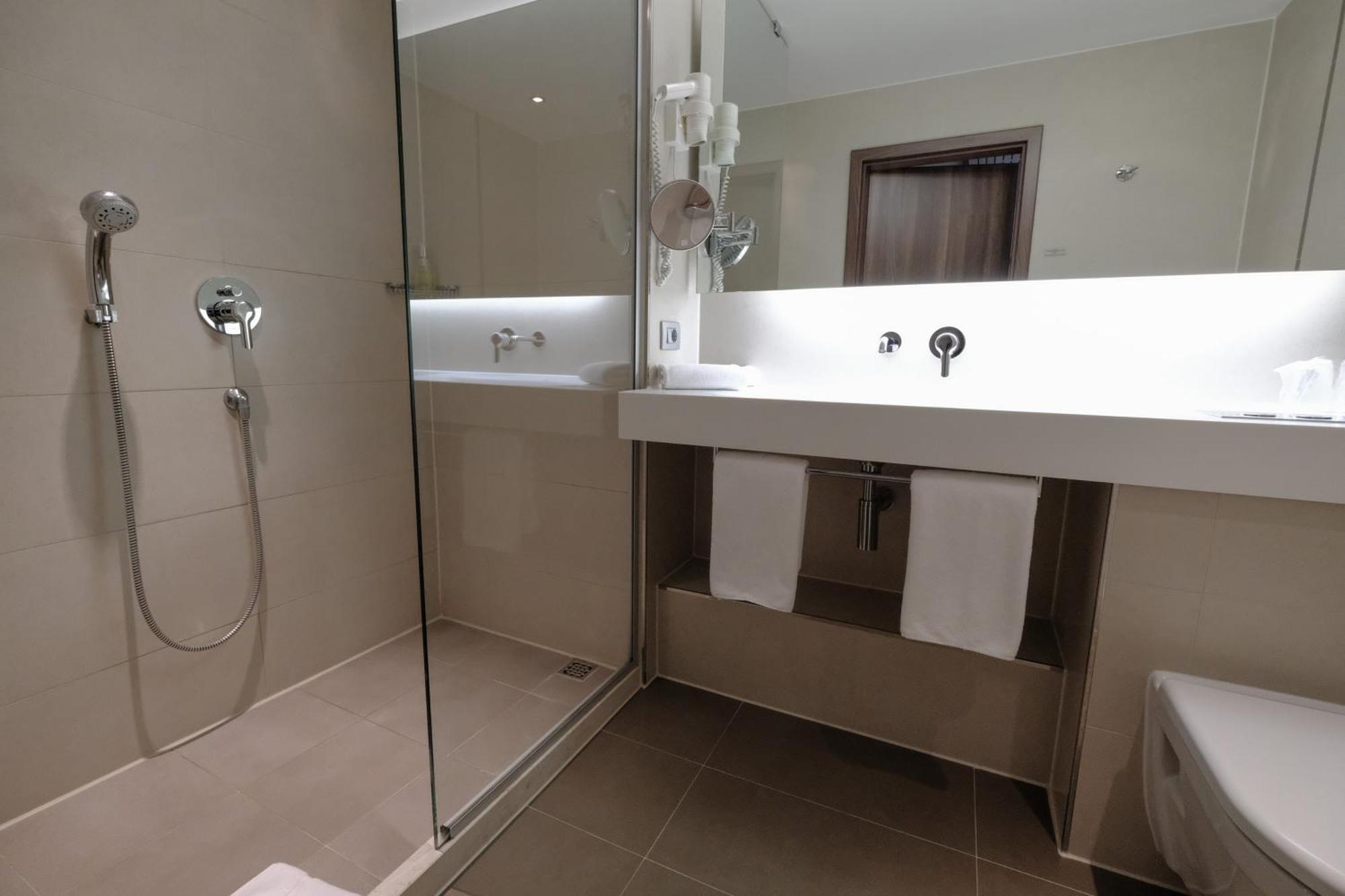 Business Hotel Astrum Laus Левіце Екстер'єр фото