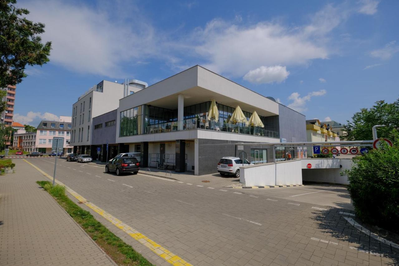 Business Hotel Astrum Laus Левіце Екстер'єр фото