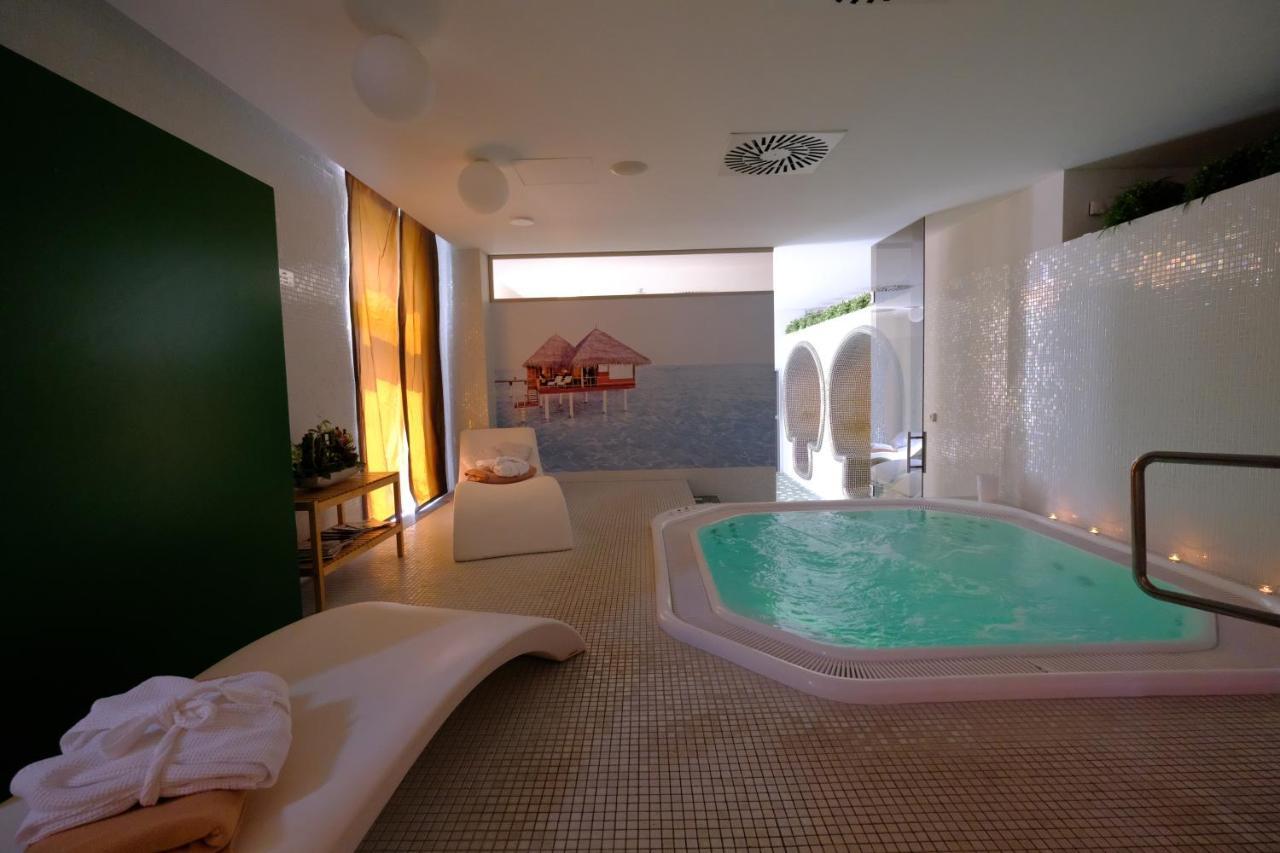 Business Hotel Astrum Laus Левіце Екстер'єр фото