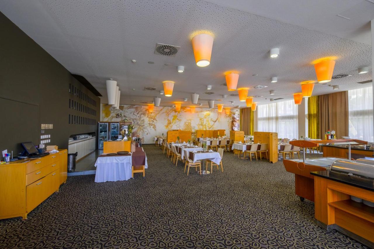 Business Hotel Astrum Laus Левіце Екстер'єр фото