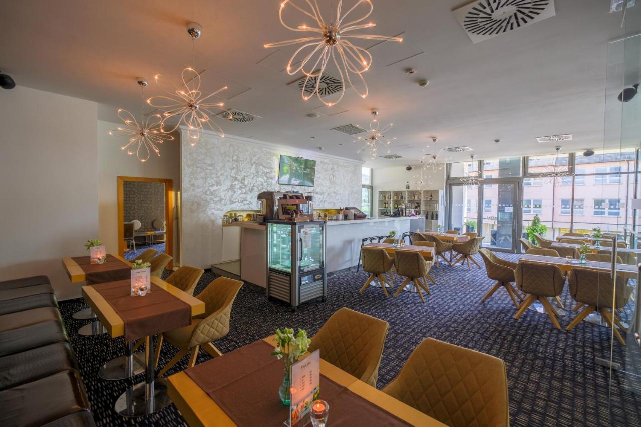 Business Hotel Astrum Laus Левіце Екстер'єр фото