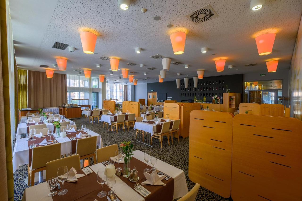 Business Hotel Astrum Laus Левіце Екстер'єр фото