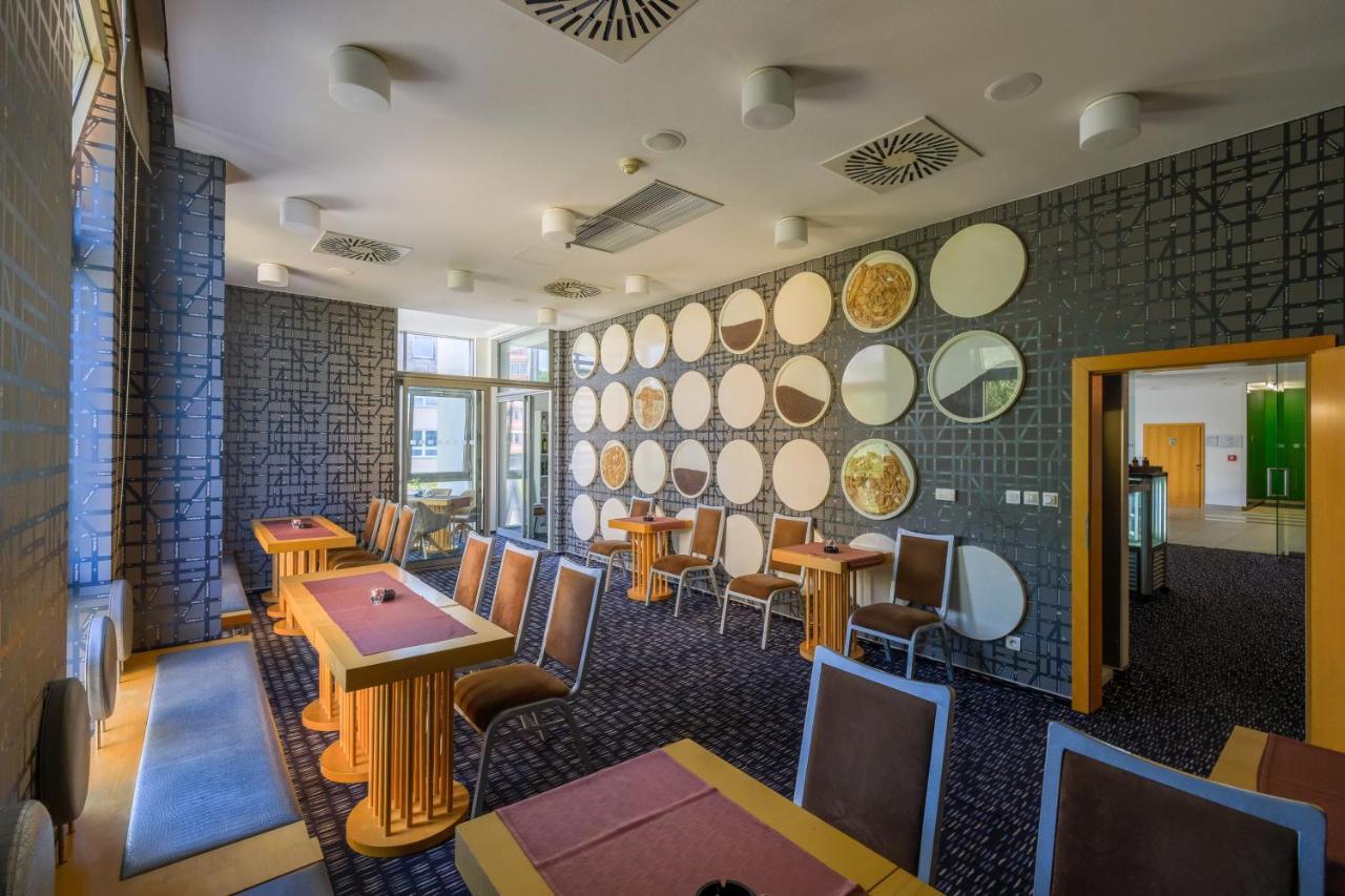 Business Hotel Astrum Laus Левіце Екстер'єр фото