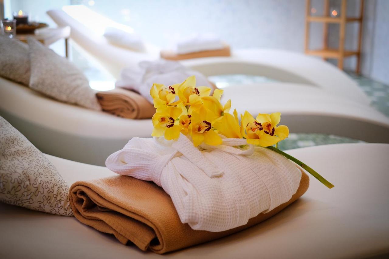 Business Hotel Astrum Laus Левіце Екстер'єр фото